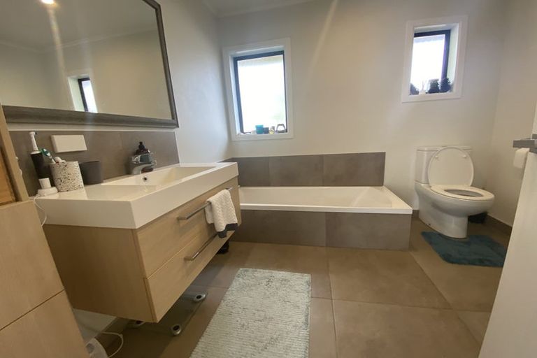 Photo of property in 80 Neil Avenue, Te Atatu Peninsula, Auckland, 0610