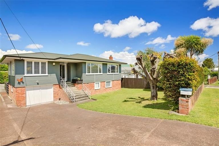 Photo of property in 13 Graham Avenue, Te Atatu Peninsula, Auckland, 0610