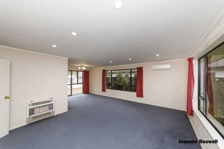 Photo of property in 20 Aspen Way, Kelvin Grove, Palmerston North, 4414