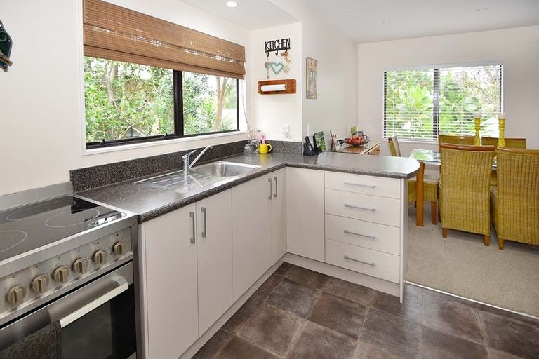 Photo of property in 2/73 Athena Drive, Totara Vale, Auckland, 0629