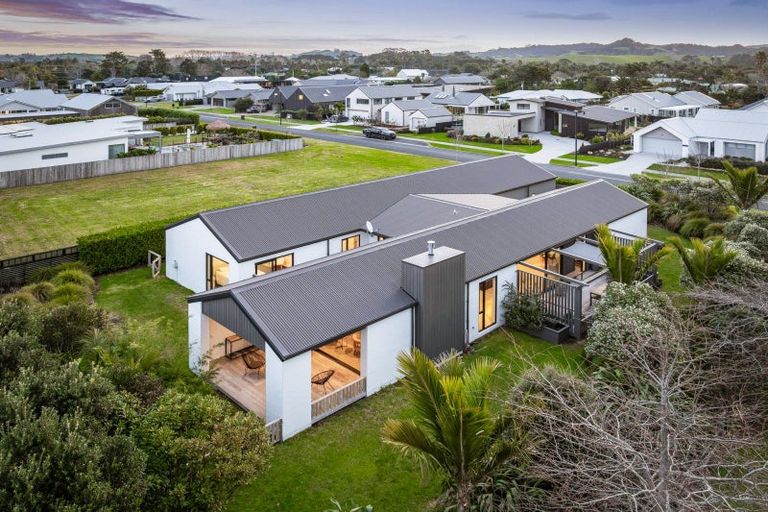 Photo of property in 6 Sandpiper Avenue, Point Wells, 0986