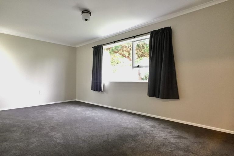 Photo of property in 52a Brooker Grove, Newlands, Wellington, 6037