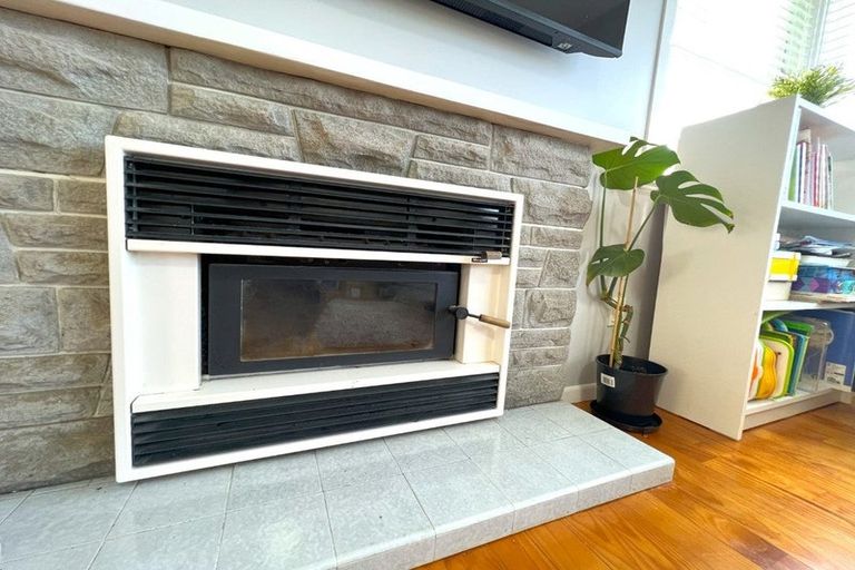 Photo of property in 1/86 Tirimoana Road, Te Atatu South, Auckland, 0602