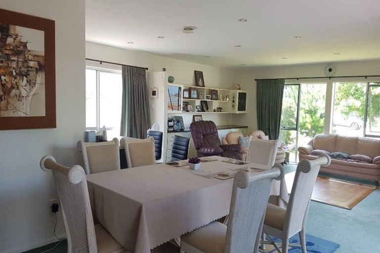 Photo of property in 38 Deverell Place, Northcross, Auckland, 0632