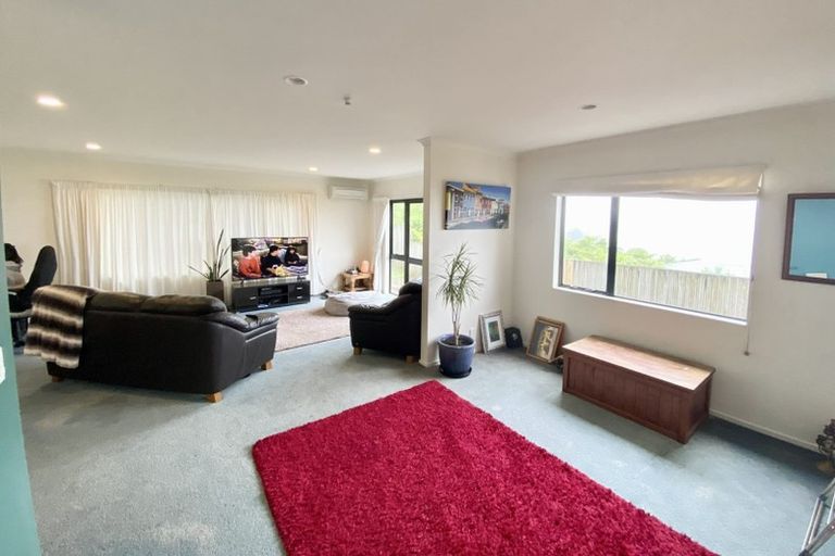 Photo of property in 5 Bishops Glen, Tawa, Wellington, 5028