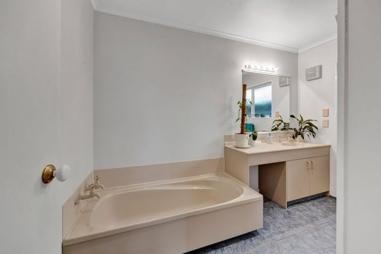 Photo of property in 6 Mayfair Place, Westown, New Plymouth, 4310