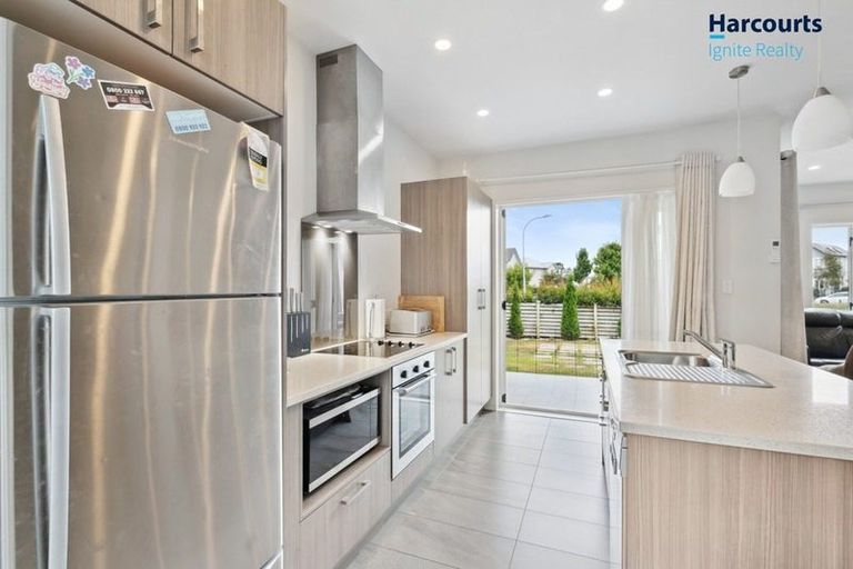 Photo of property in 11 Stitchbird Crescent, Papakura, 2110