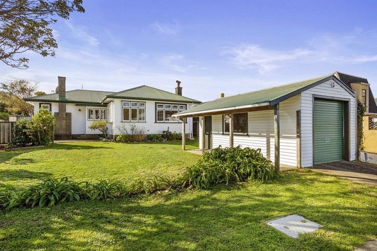 Photo of property in 1d Kereru Bend, Tawa, Wellington, 5028