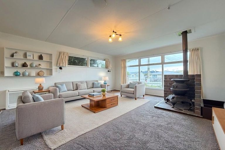 Photo of property in 31 Kahikatea Grove, Paparangi, Wellington, 6037