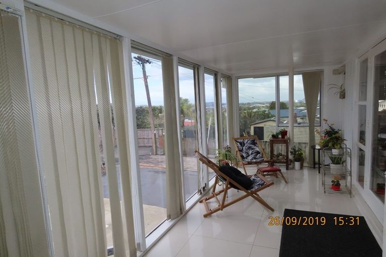 Photo of property in 19 Fairlea Road, Te Atatu South, Auckland, 0610