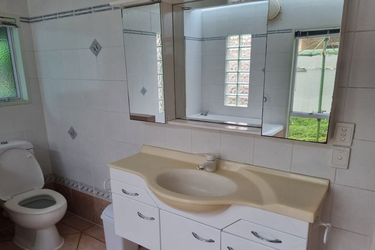 Photo of property in 2/837 Beach Road, Browns Bay, Auckland, 0630