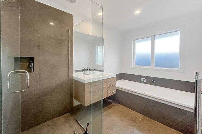 Photo of property in 111 Johnstone Drive, Fitzherbert, Palmerston North, 4410