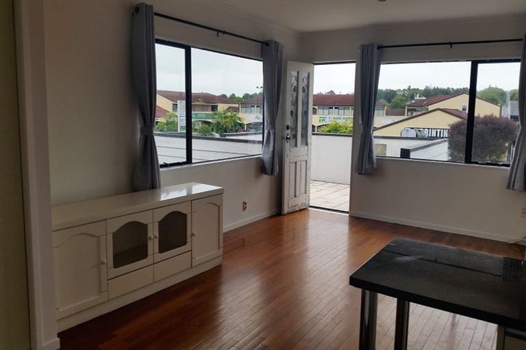 Property details for 42 Aviemore Drive, Highland Park, Auckland, 2010