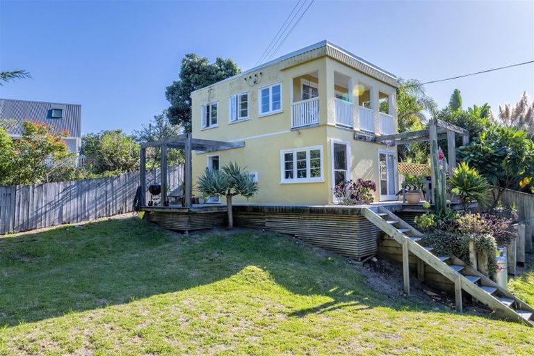 Photo of property in 28 Hona Street, Waikanae Beach, Waikanae, 5036