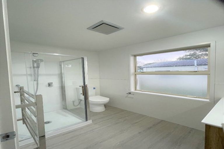 Photo of property in 21 Chilcott Road, Henderson, Auckland, 0612