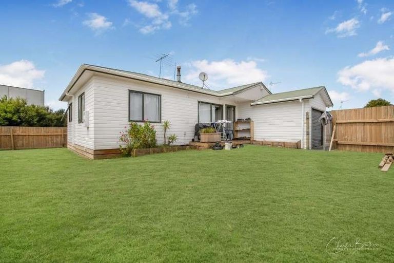 Photo of property in 2/20 Eulogy Place, Randwick Park, Auckland, 2105