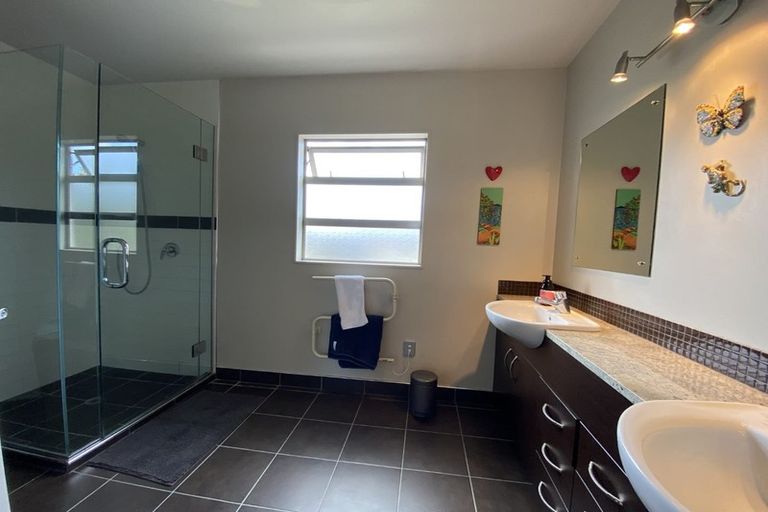 Photo of property in 17 Glen Bay Close, Pinehill, Auckland, 0632