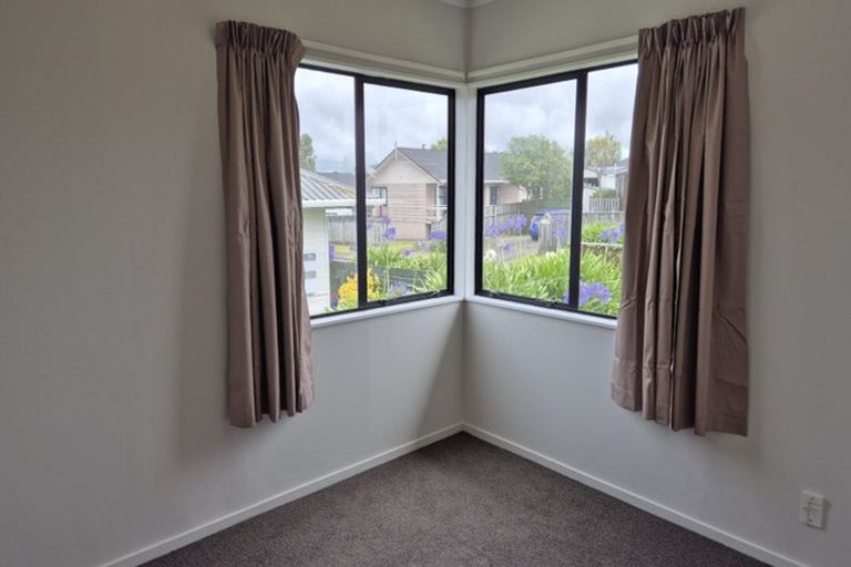 Photo of property in 60 Guadeloupe Crescent, Grenada Village, Wellington, 6037