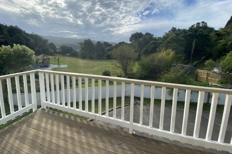 Photo of property in 3a Peckham Grove, Tawa, Wellington, 5028