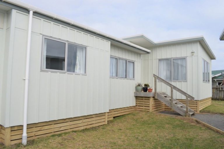 Photo of property in 17 Karaka Street, Otaki Beach, Otaki, 5512