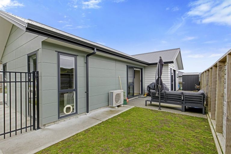 Photo of property in 6 Te Ara O Roimata, Wainuiomata, Lower Hutt, 5014