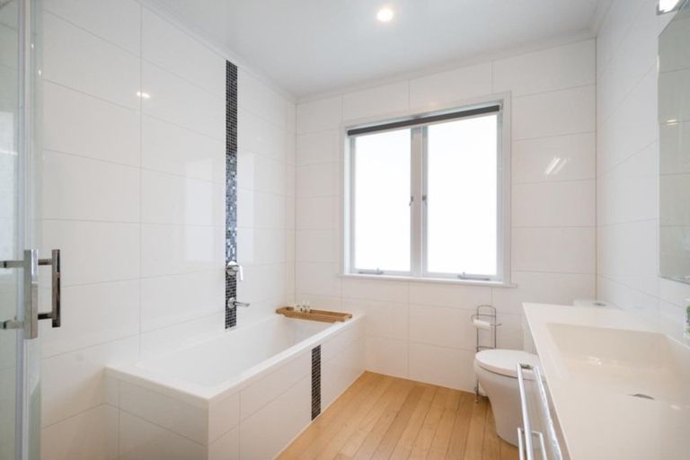 Photo of property in 142 Waitakere Road, Waitakere, Henderson, 0782