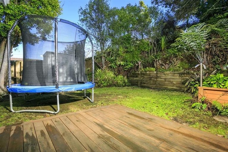 Photo of property in 28 Lavery Place, Sunnynook, Auckland, 0632