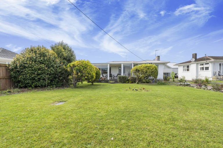 Photo of property in 63 Gloria Avenue, Te Atatu Peninsula, Auckland, 0610