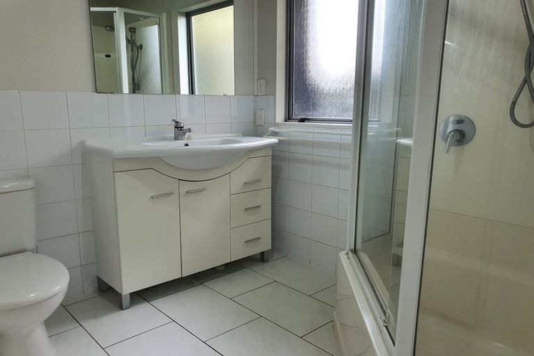 Photo of property in 18 Totaravale Drive, Totara Vale, Auckland, 0629