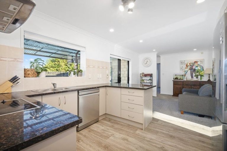 Photo of property in 16 Thomas Moore Place, Pukekohe, 2120