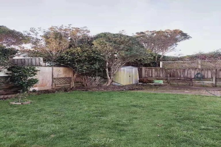 Photo of property in 3 Bayswater Place, Newlands, Wellington, 6037