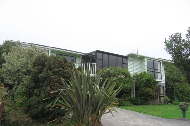 Photo of property in 5 Brasenose Place, Tawa, Wellington, 5028