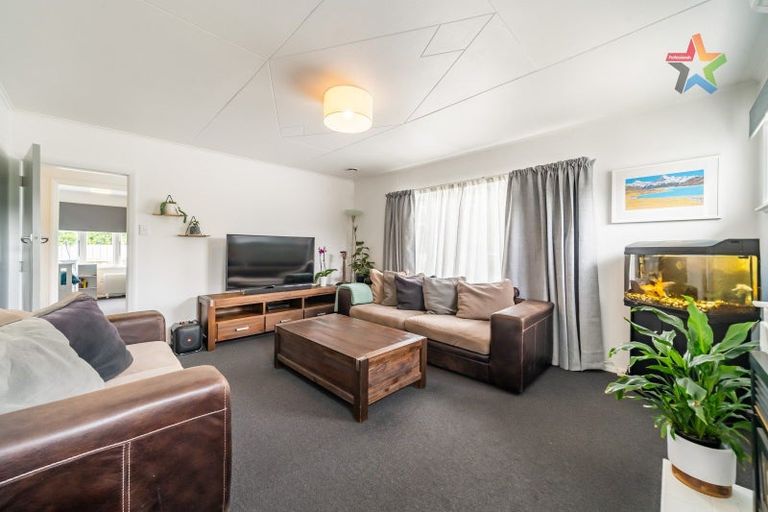 Photo of property in 35 Lees Grove, Wainuiomata, Lower Hutt, 5014