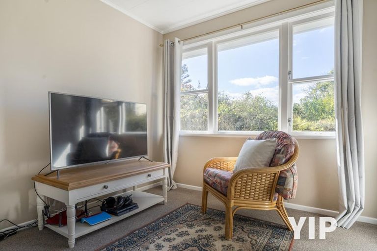 Photo of property in 10 Turville Crescent, Newlands, Wellington, 6037