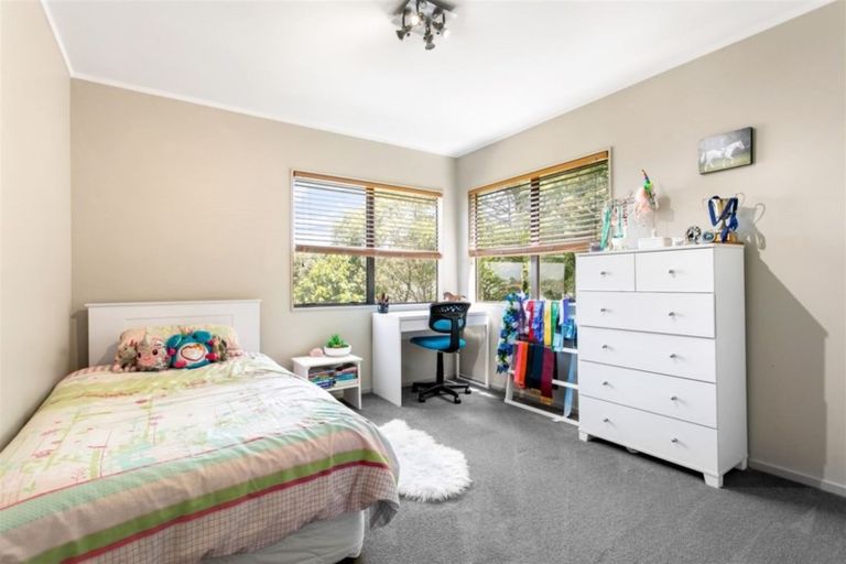 Photo of property in 21 Lagoon Way, West Harbour, Auckland, 0618