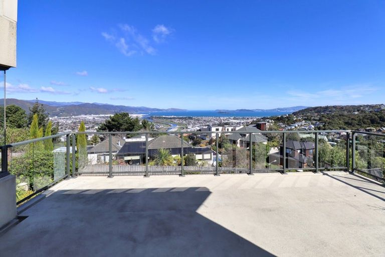 Photo of property in 122 Viewmont Drive, Harbour View, Lower Hutt, 5010