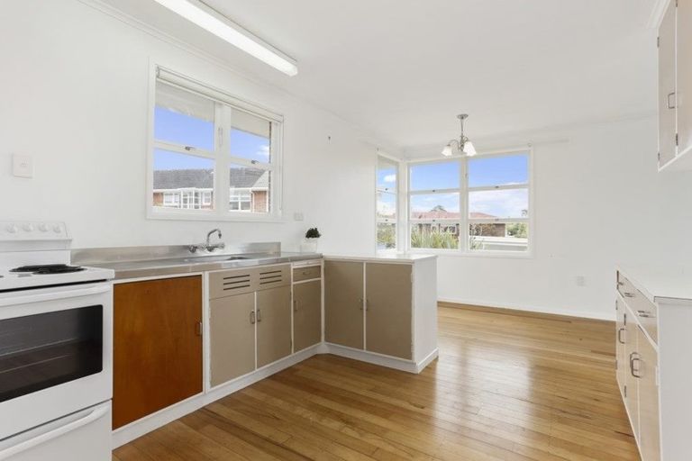 Photo of property in 2/2 Seaview Road, Milford, Auckland, 0620