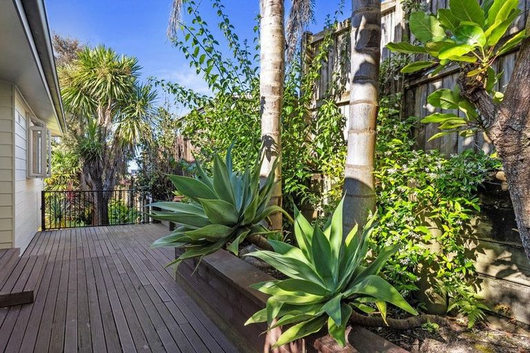 Photo of property in 2c Braemar Road, Rothesay Bay, Auckland, 0630