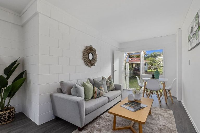 Photo of property in 2/22 Peach Road, Glenfield, Auckland, 0629