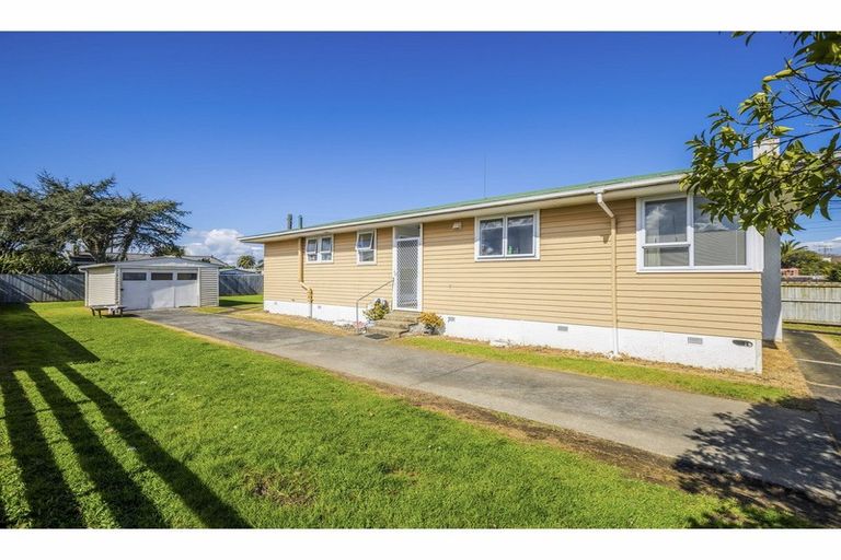 Photo of property in 27 Von Sturmer Street, Mangere East, Auckland, 2024