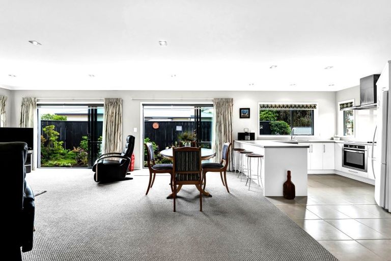 Photo of property in 1/276 Mangorei Road, Merrilands, New Plymouth, 4312