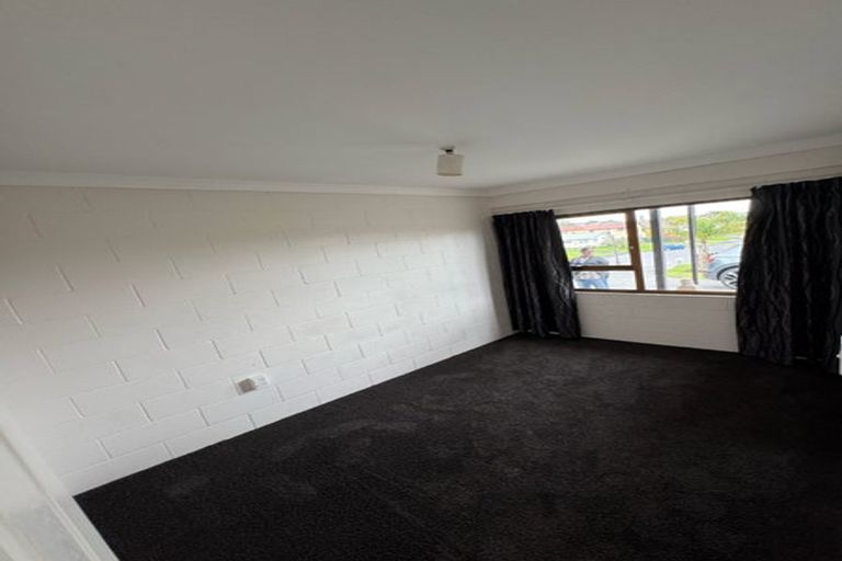 Photo of property in 11 Ian Place, Glendene, Auckland, 0602