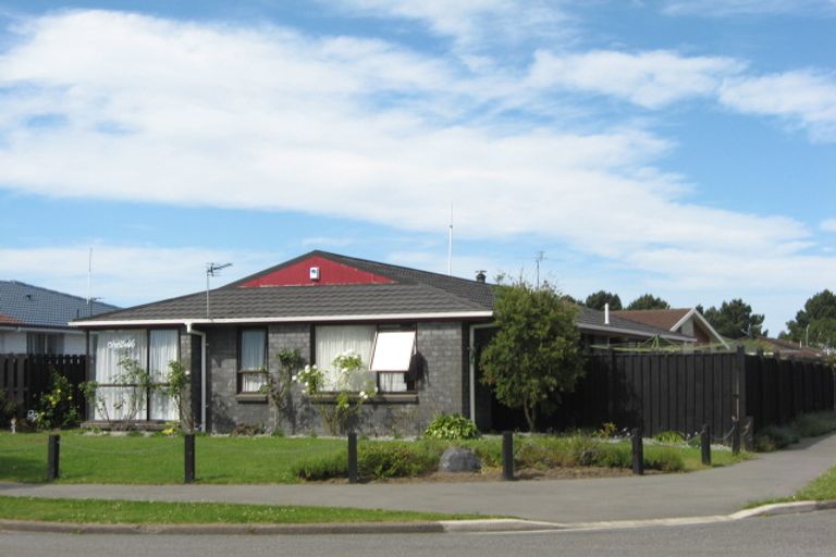 Photo of property in 70 Royal Park Drive, Parklands, Christchurch, 8083