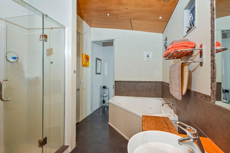 Photo of property in 2/19 Tindalls Bay Road, Tindalls Beach, Whangaparaoa, 0930