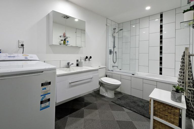 Photo of property in 12 Havelle Avenue, Titirangi, Auckland, 0604