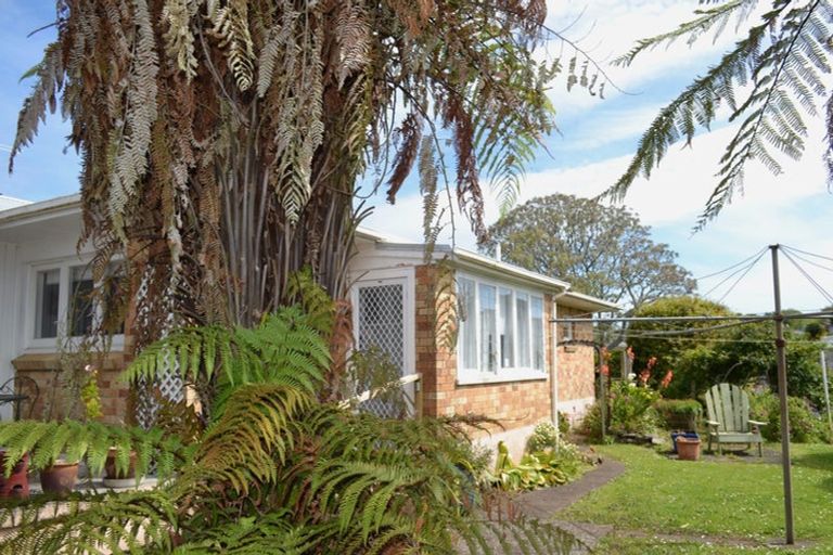 Photo of property in 2 Freyberg Crescent, Pukekohe, 2120