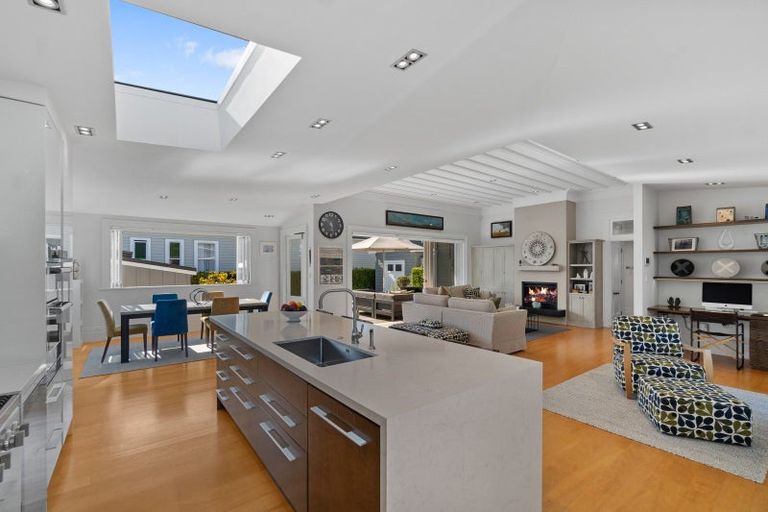 Photo of property in 58 Stanley Point Road, Stanley Point, Auckland, 0624