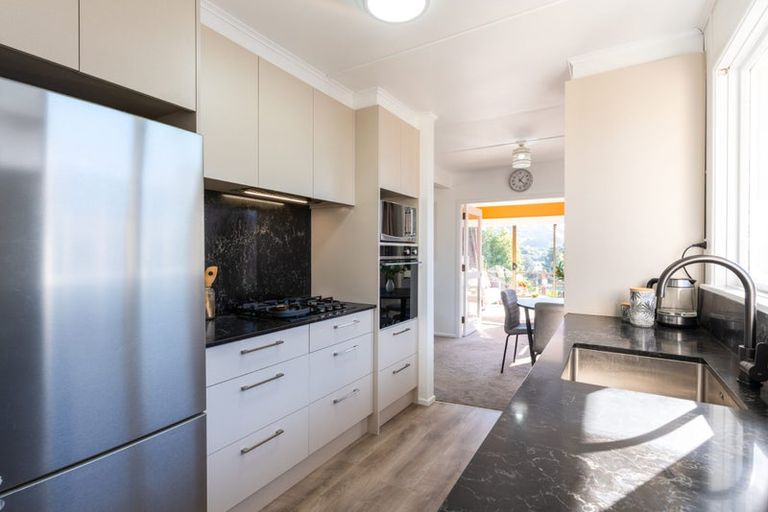 Photo of property in 33 Lynda Avenue, Paparangi, Wellington, 6037