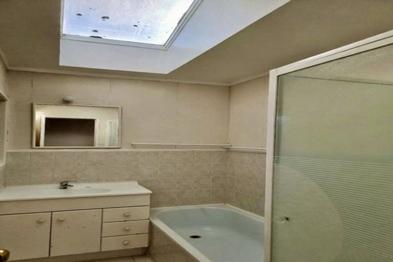 Photo of property in 1/1 Ballater Place, Highland Park, Auckland, 2010