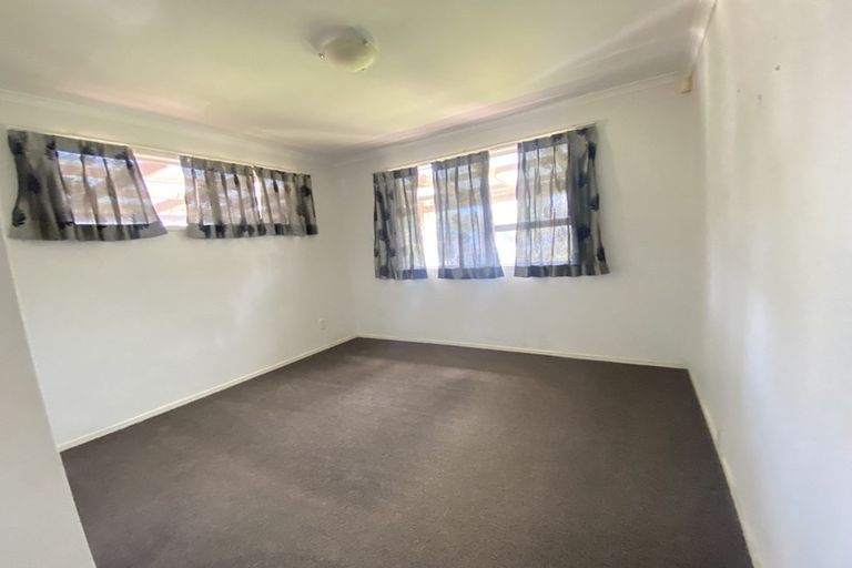 Photo of property in 34 Claverdon Drive, Massey, Auckland, 0614
